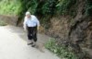 90 yaşındaki Mustafa Veli yolları temizliyor