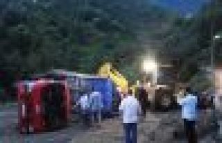 Ballıca'da hafriyat kamyonu devrildi