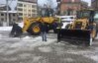 Of Belediyesi ekipleri okul bahçelerini kardan temizledi