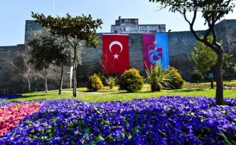 Büyükşehir Trabzon’u çiçeklerle donatıyor