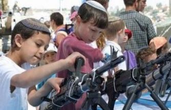 Vahşi İsrail anaokulu çağındaki çocuklara savaş eğitimi veriyor