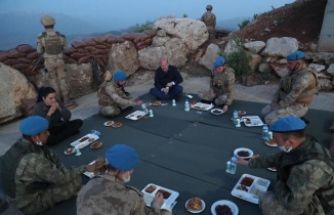 Bakan Soylu Namaz Dağı üs bölgesindeki askerlerle oruç açtı